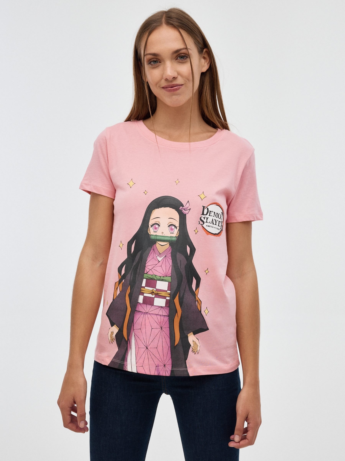 T-shirt Demon Slayer rosa claro vista meia frontal