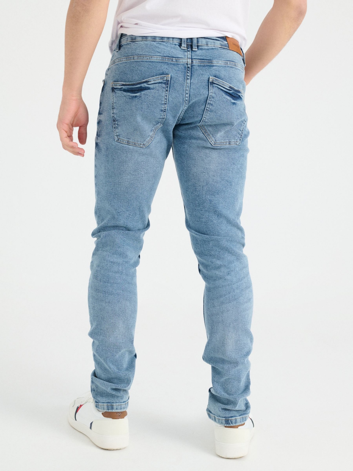 Jeans slim rasgados azul vista meia traseira