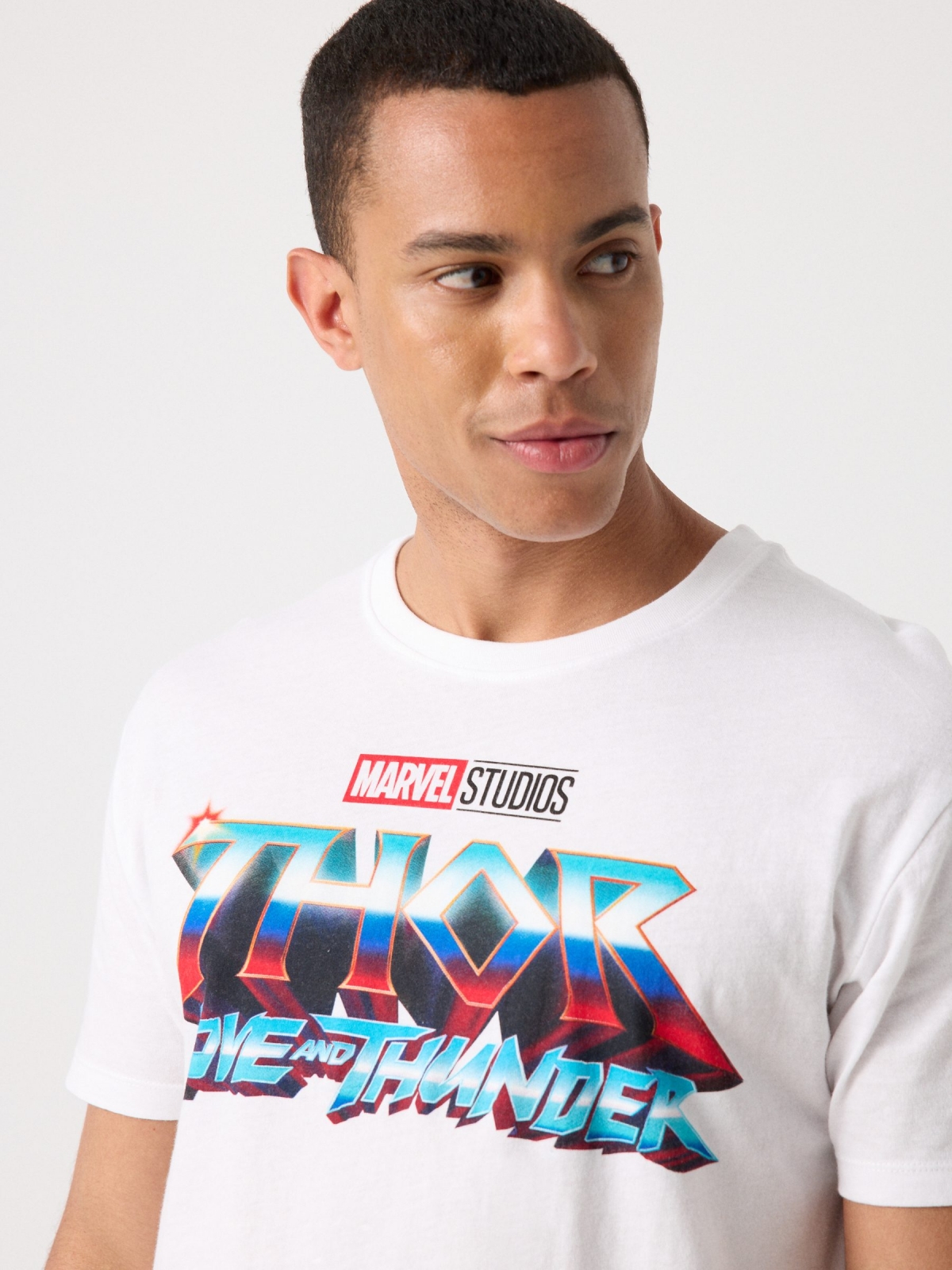T-shirt Marvel com estampa Thor branco vista detalhe