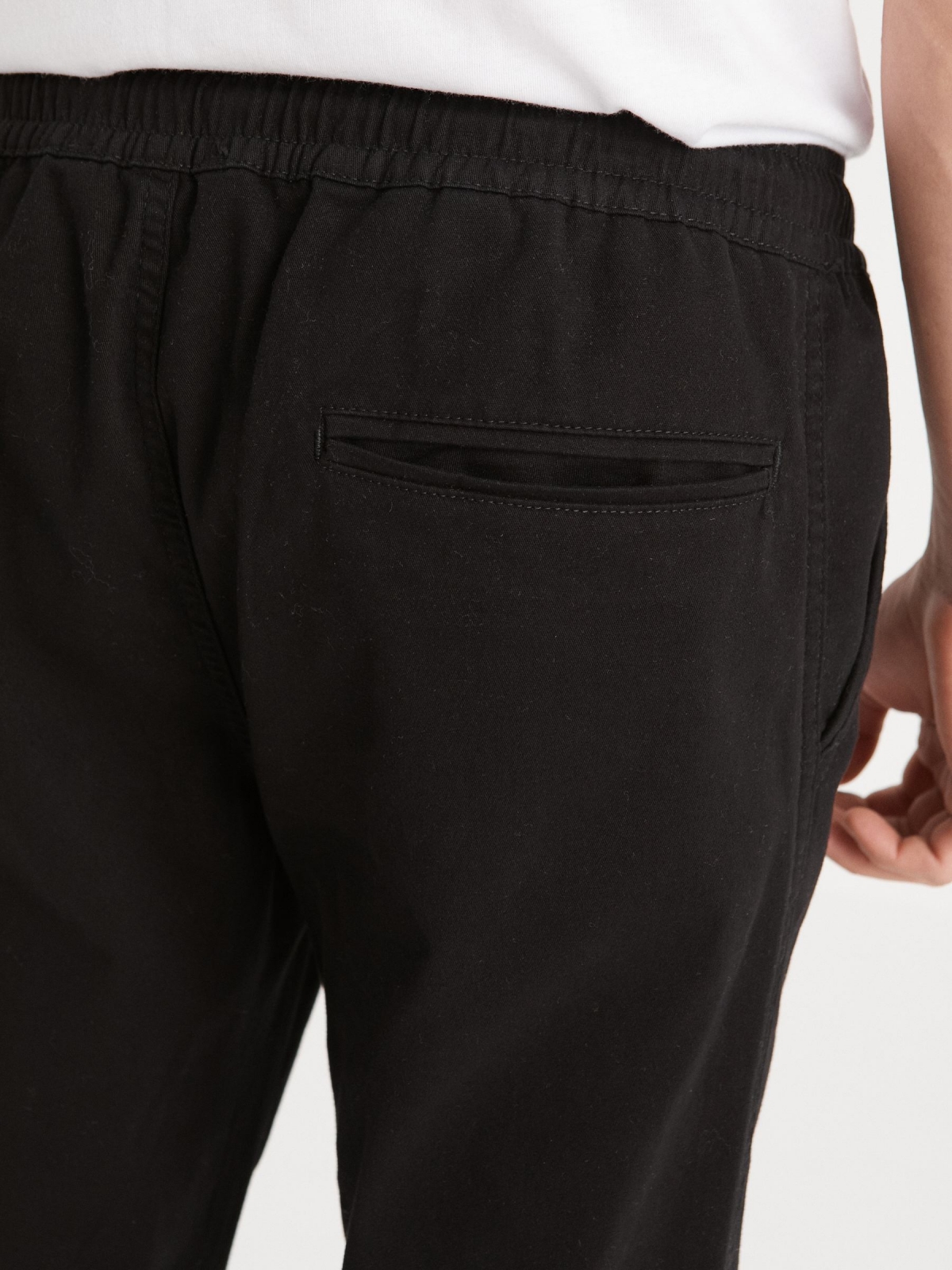 Pantalón jogger costuras negro vista detalle