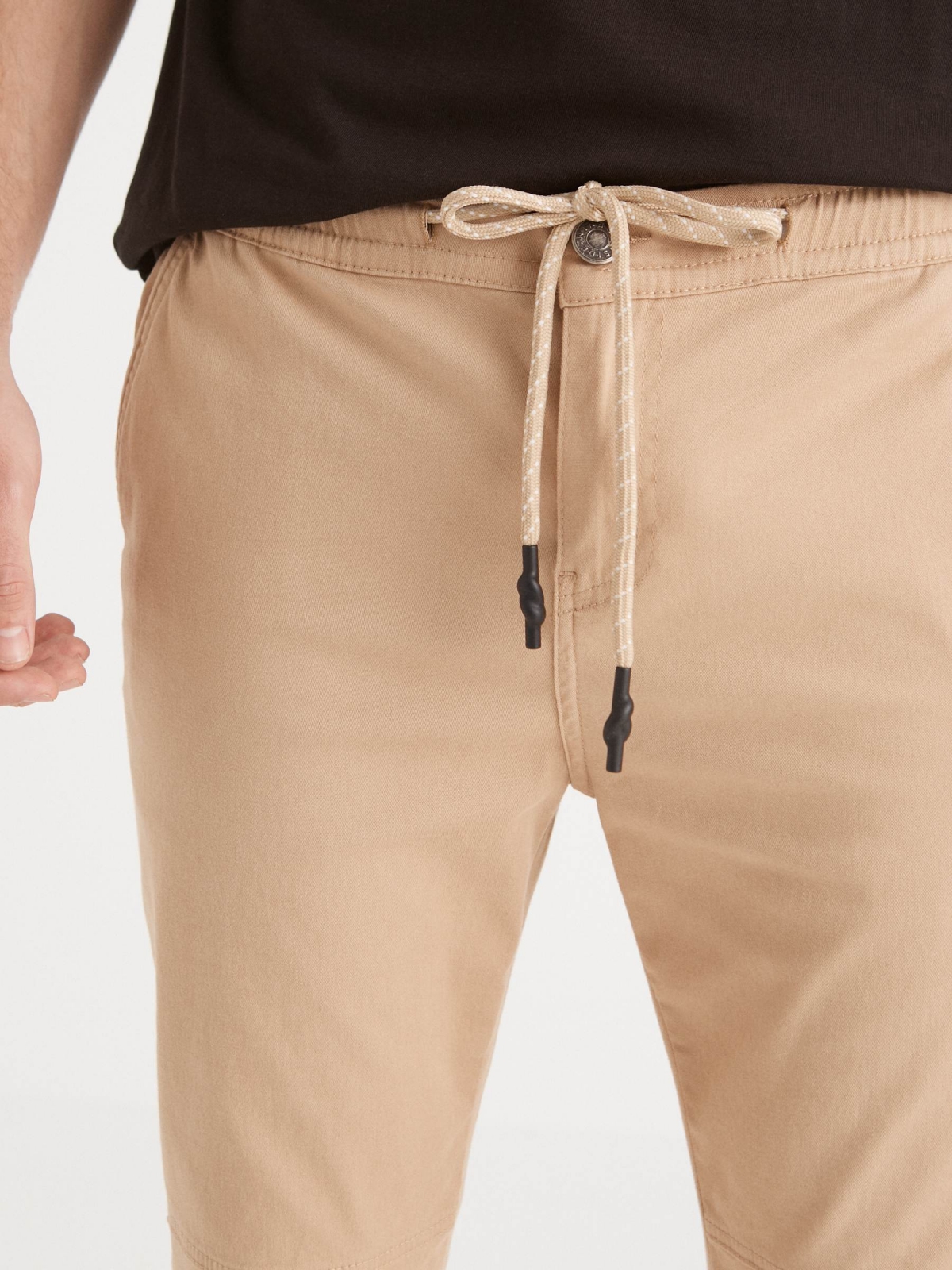Joggers with seams beige detail view