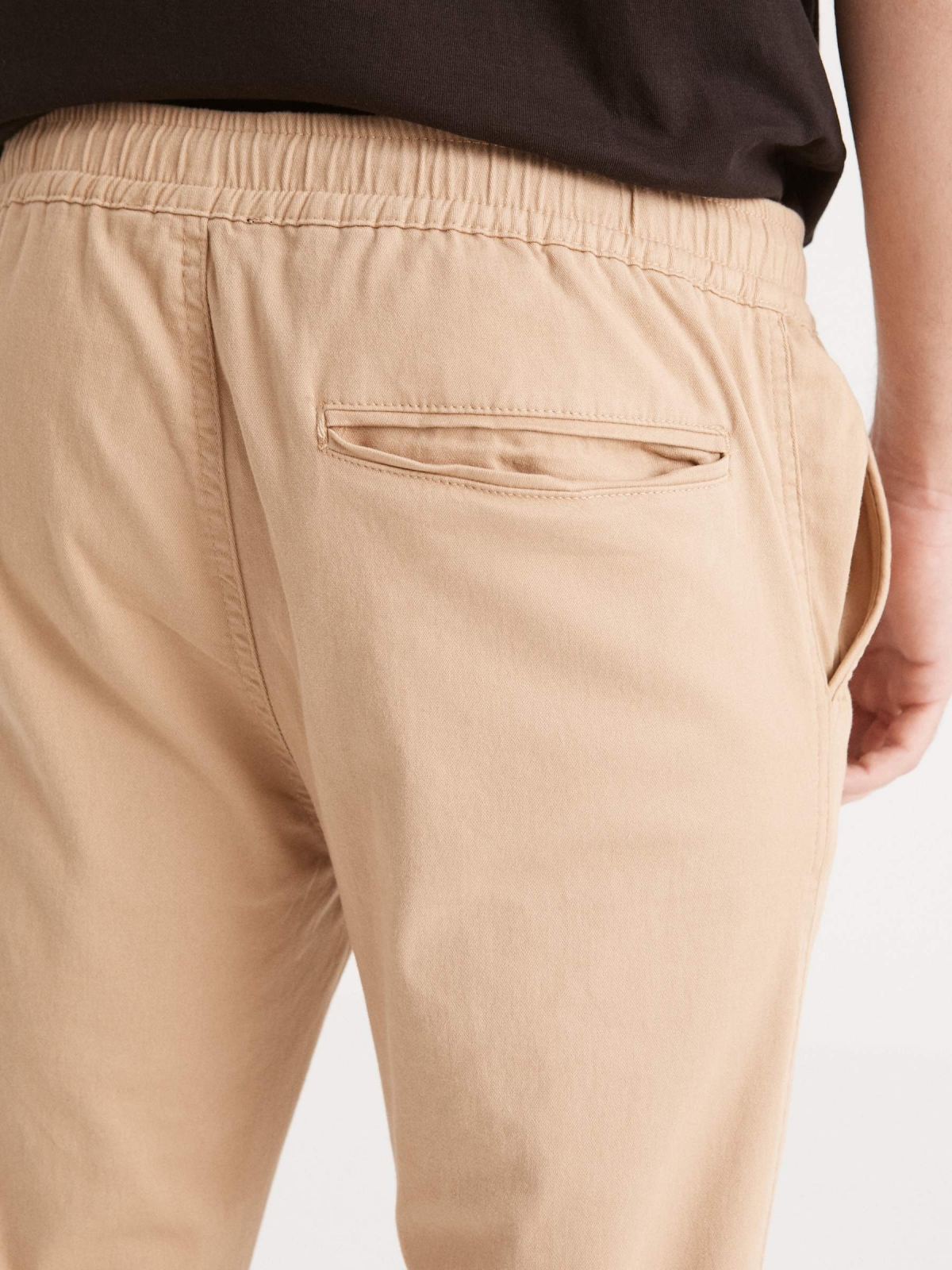 Pantalón jogger costuras beige vista detalle