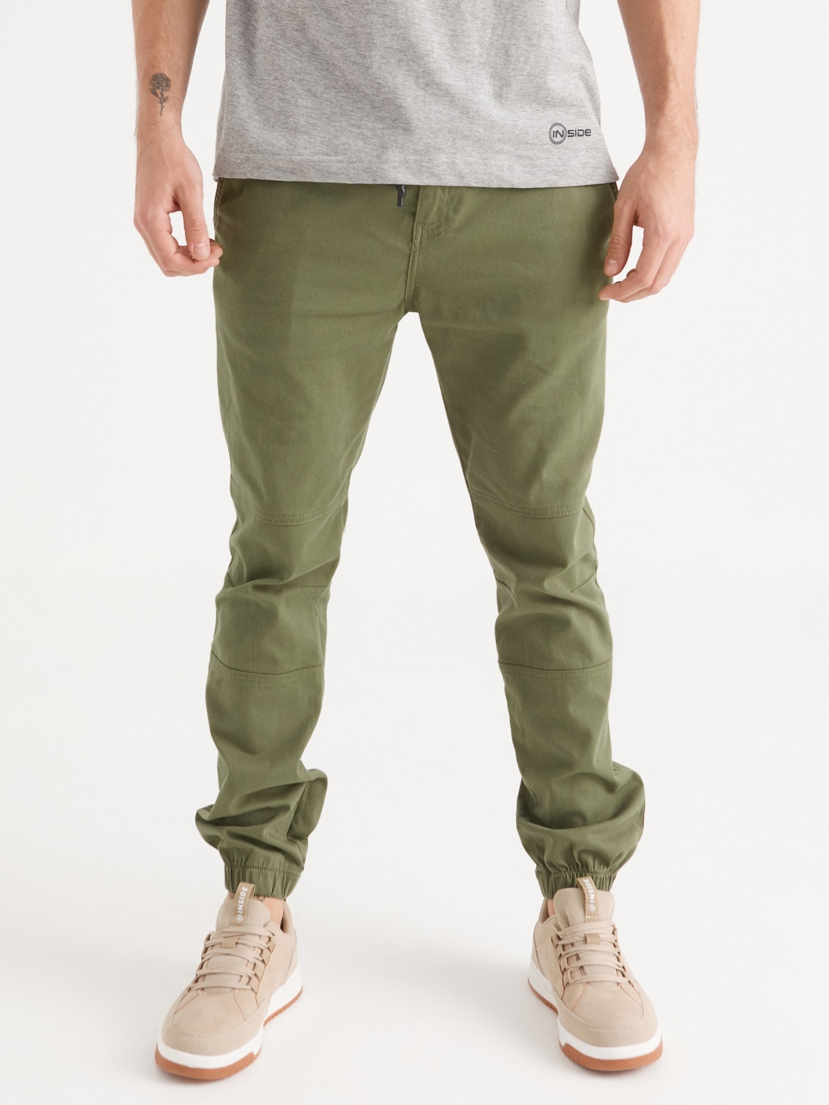Pantalón jogger costuras verde vista media frontal