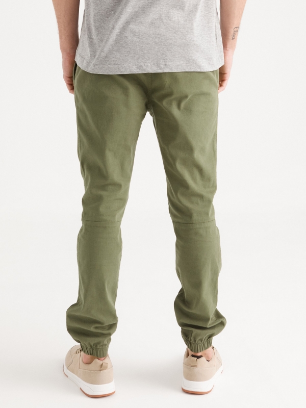 Pantalón jogger costuras verde vista media trasera