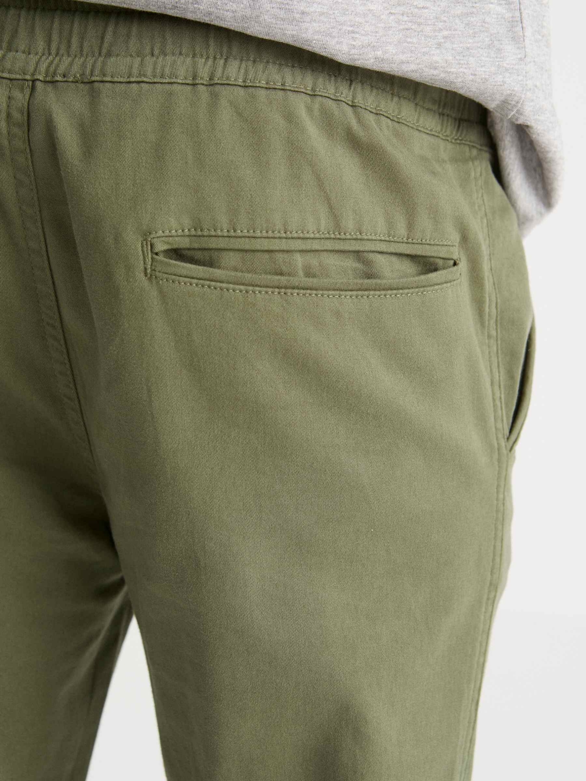 Pantalón jogger costuras verde vista detalle