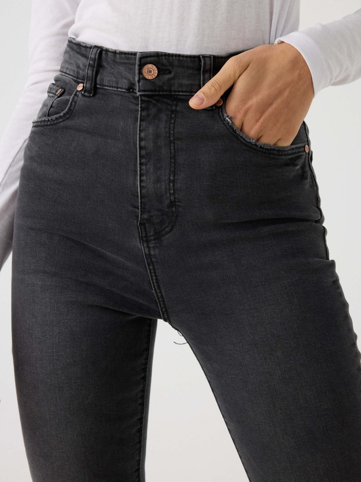 Jeans skinny cintura alta efeito lavado preto preto vista detalhe