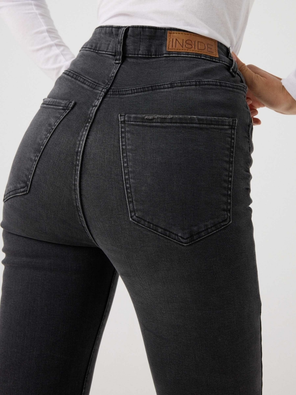 Jeans skinny cintura alta efeito lavado preto preto vista detalhe