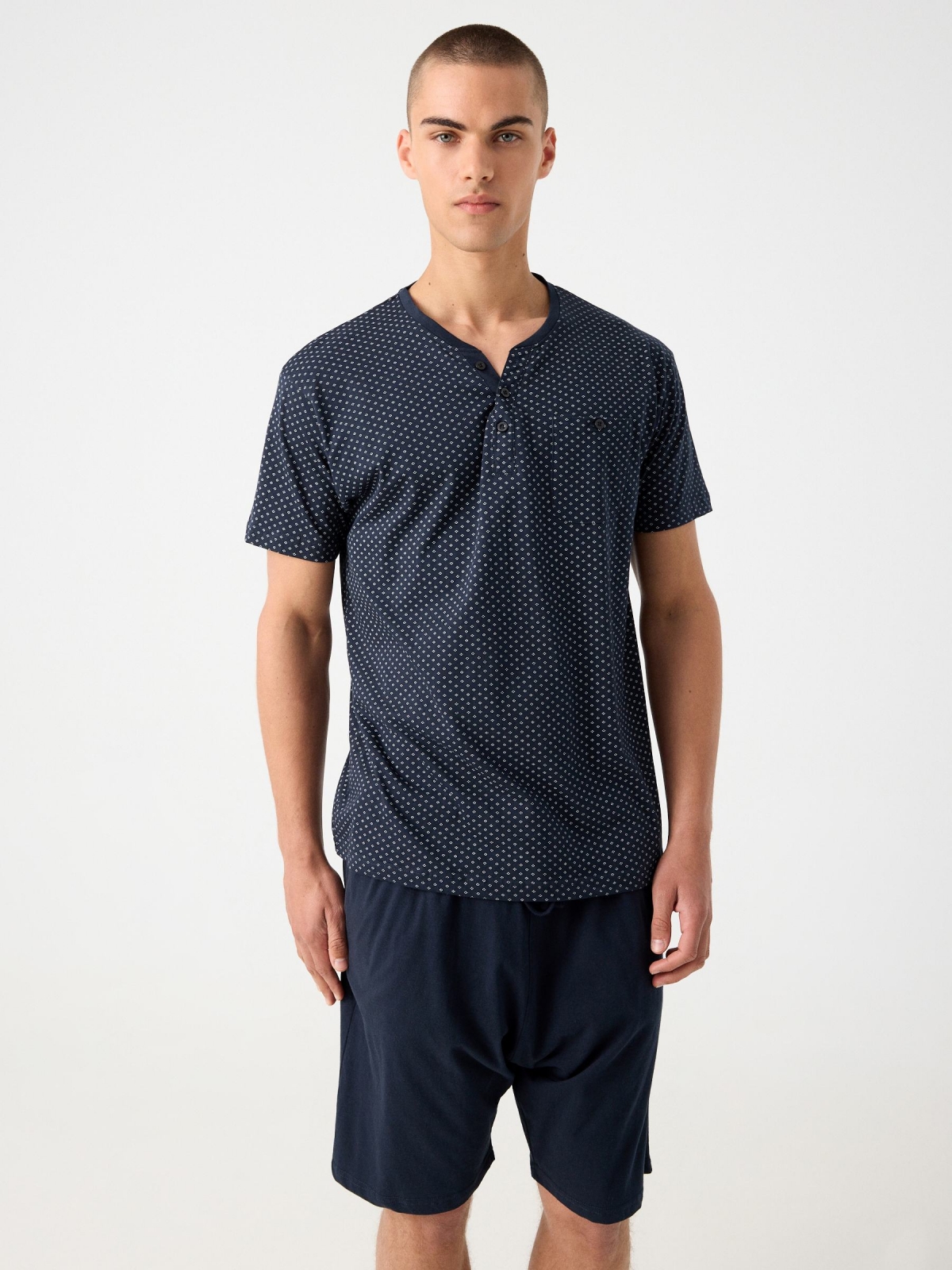 Pijama estampado curto azul marinho vista meia frontal