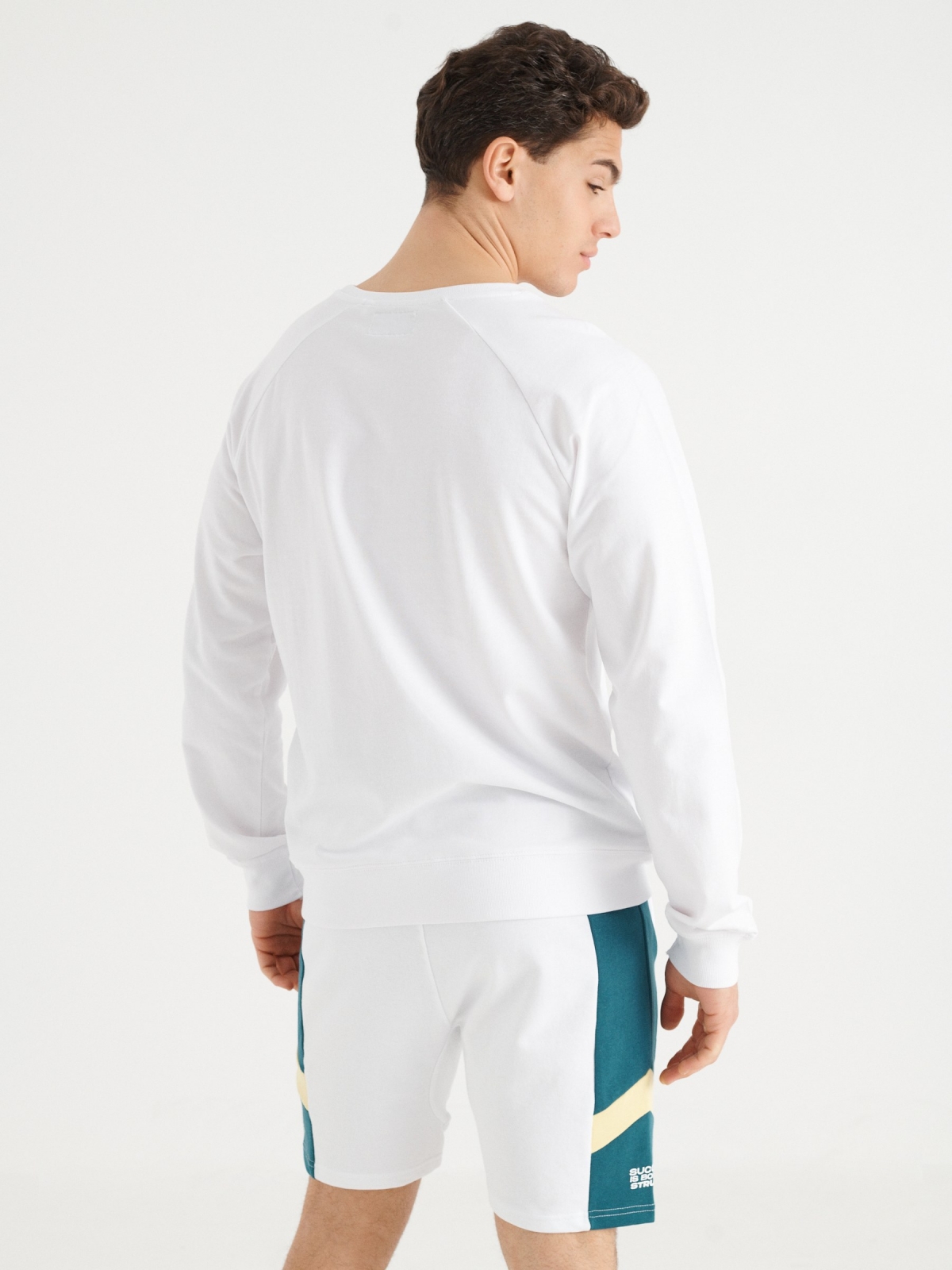 Bermuda jogger blocos de cor branco vista meia traseira