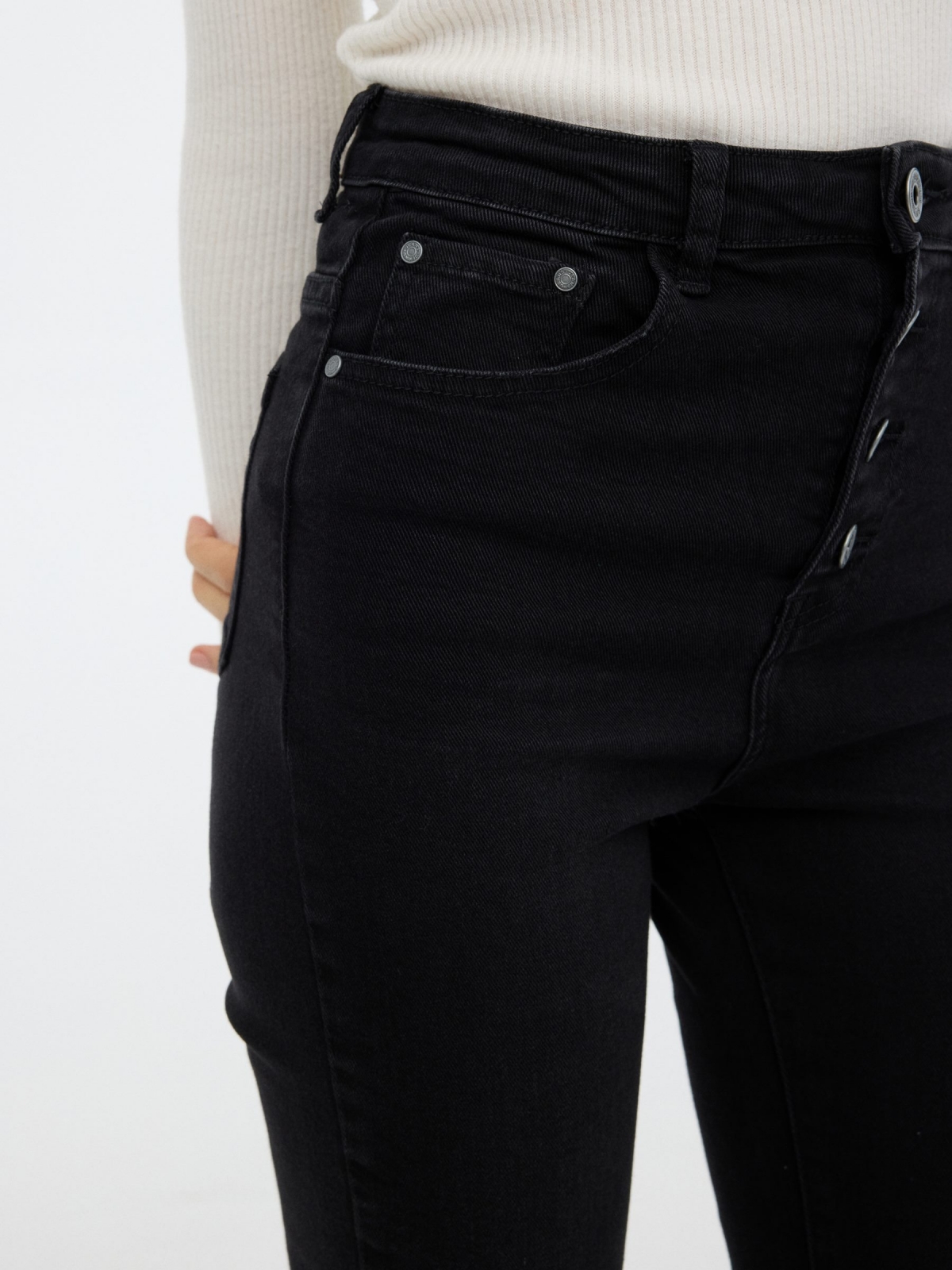 Pantalón skinny con botones negro vista detalle