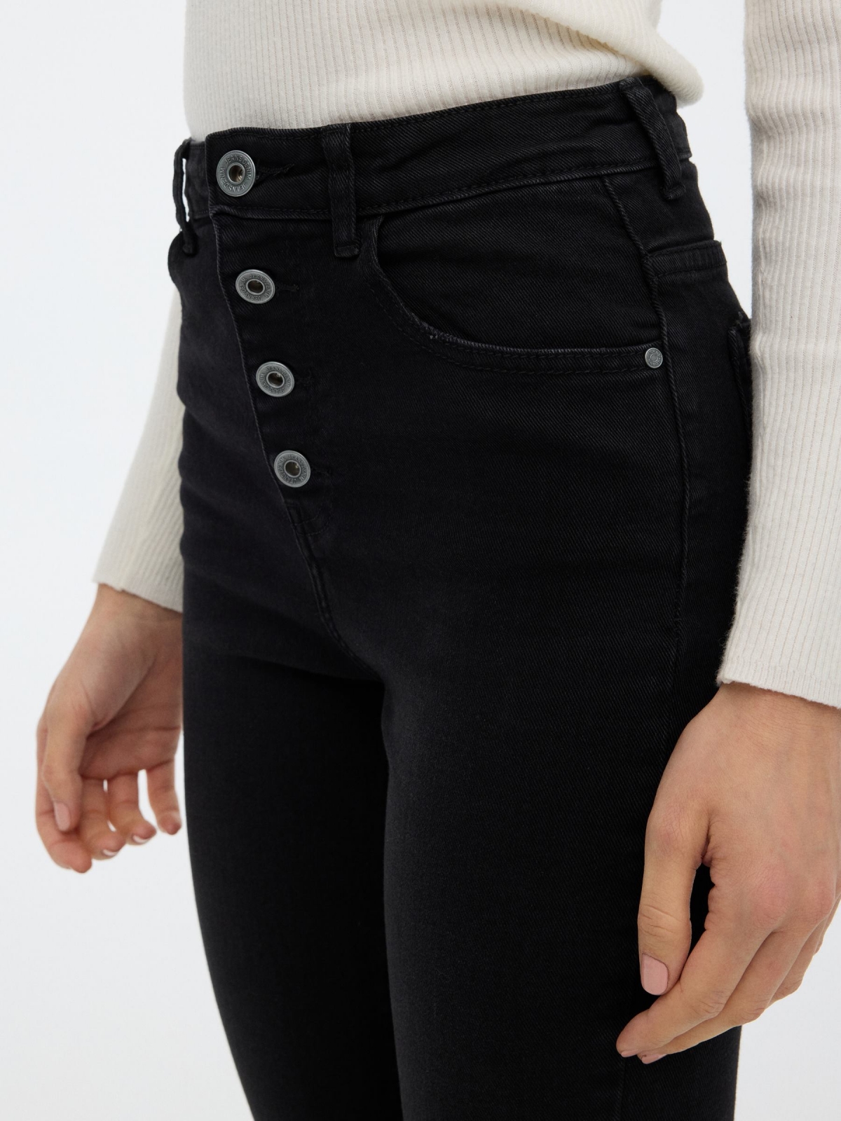 Pantalón skinny con botones negro vista detalle