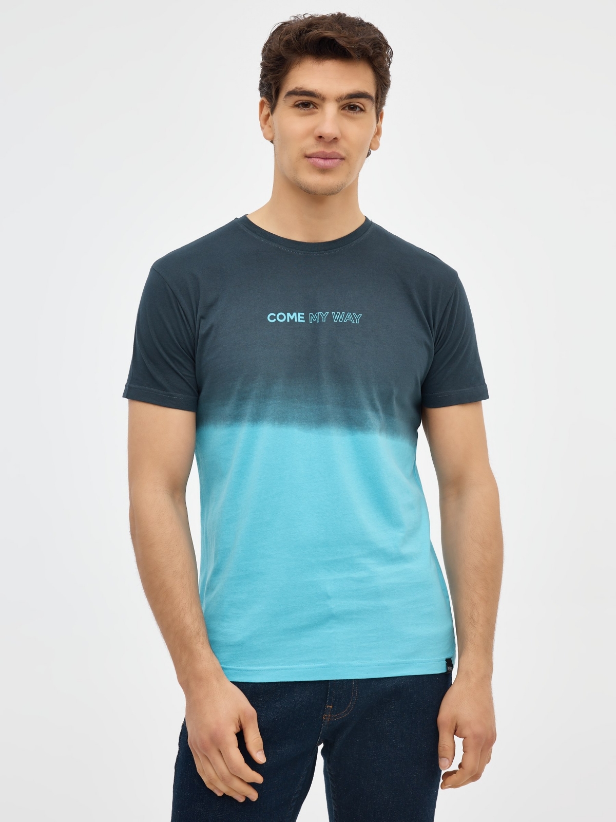 T-shirt de impressão gradiente azul céu vista meia frontal