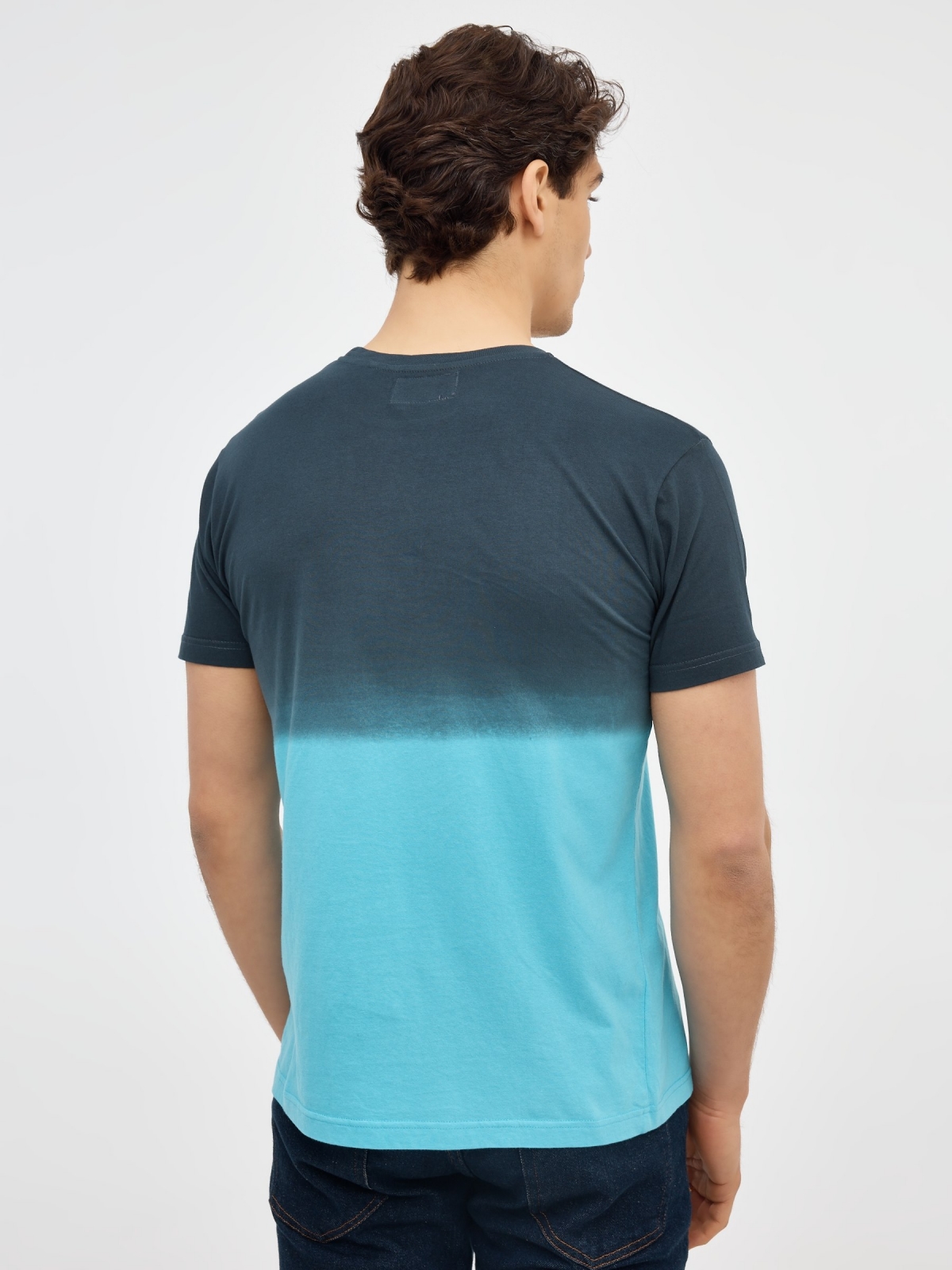 Camiseta estampado degradado azul celeste vista media trasera