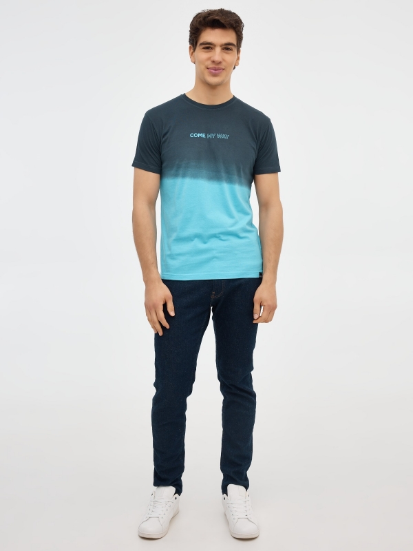 T-shirt de impressão gradiente azul céu vista geral frontal