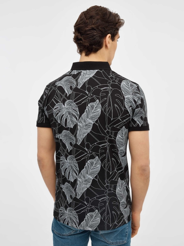 Camisa pólo com estampas florais preto vista meia traseira