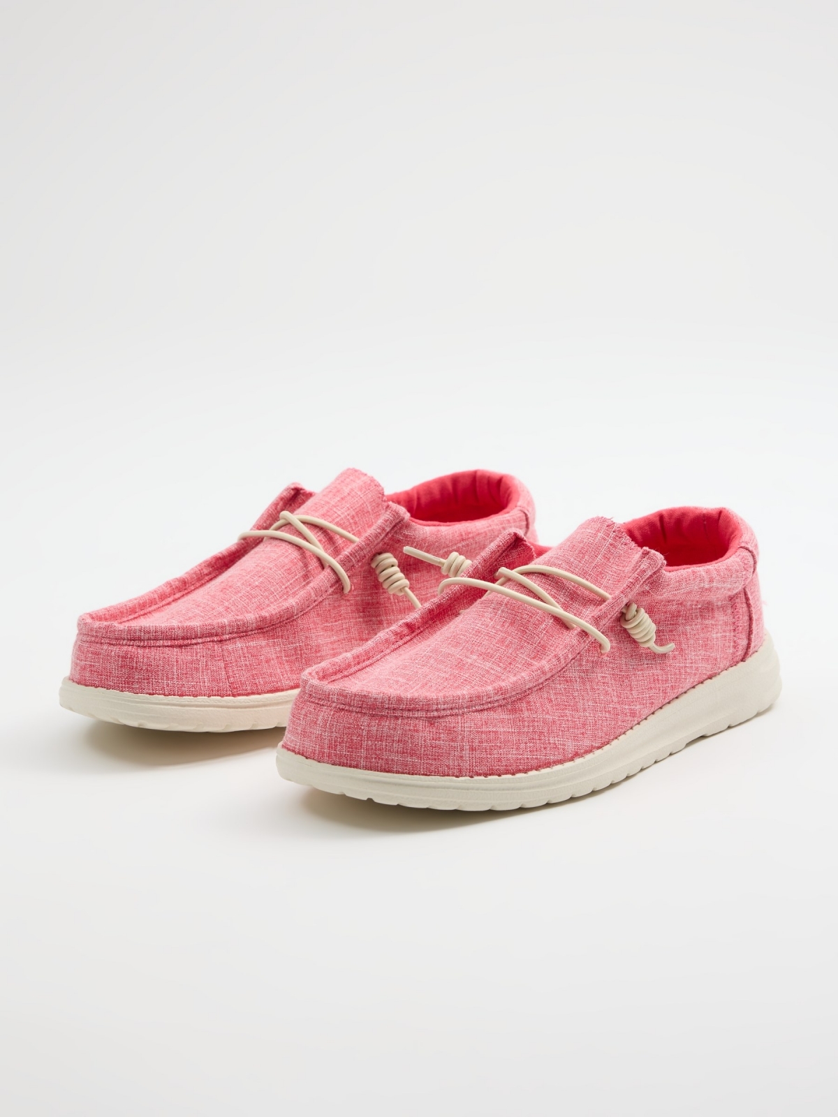 Casual canvas sneaker coral 45º front view