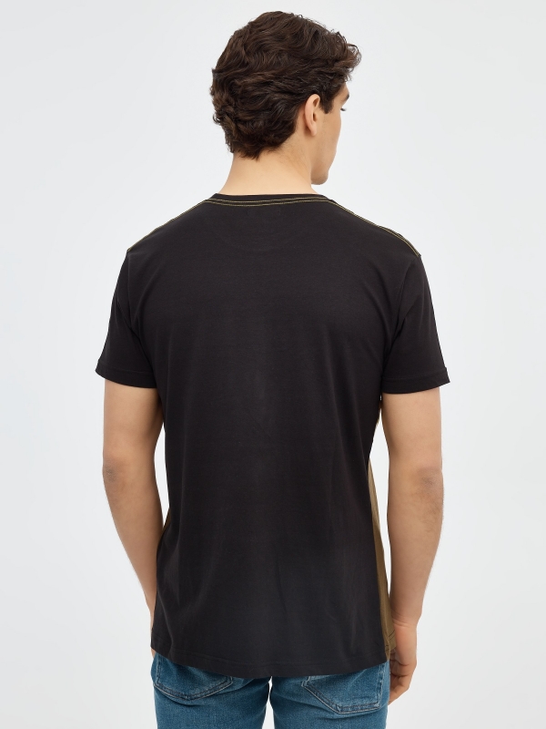 T-shirt camuflada com bolso preto vista meia traseira