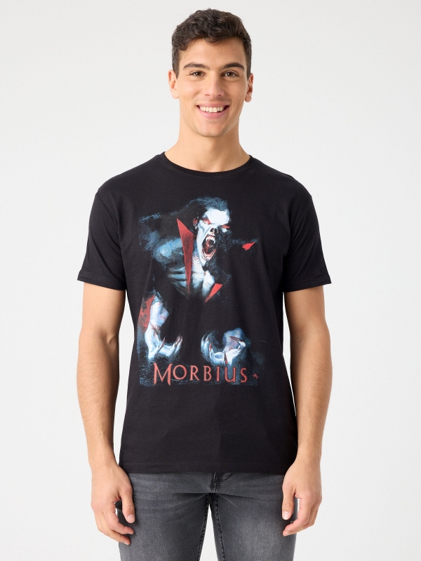 T-shirt com estampa Morbius preto vista meia frontal