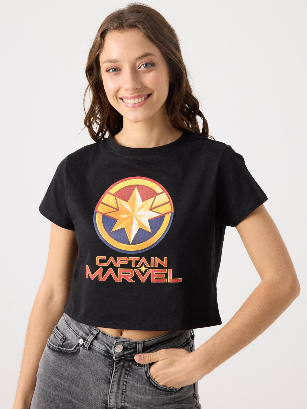 T-shirt Capitã Marvel preto vista meia frontal