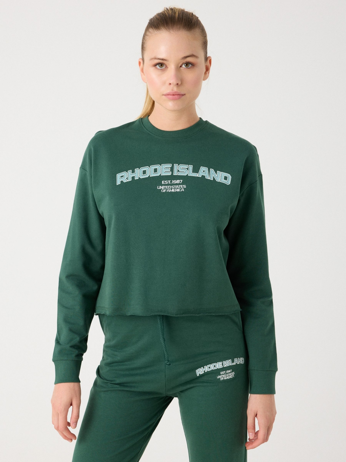 Sweatshirt cropped com estampado verde escuro vista meia frontal