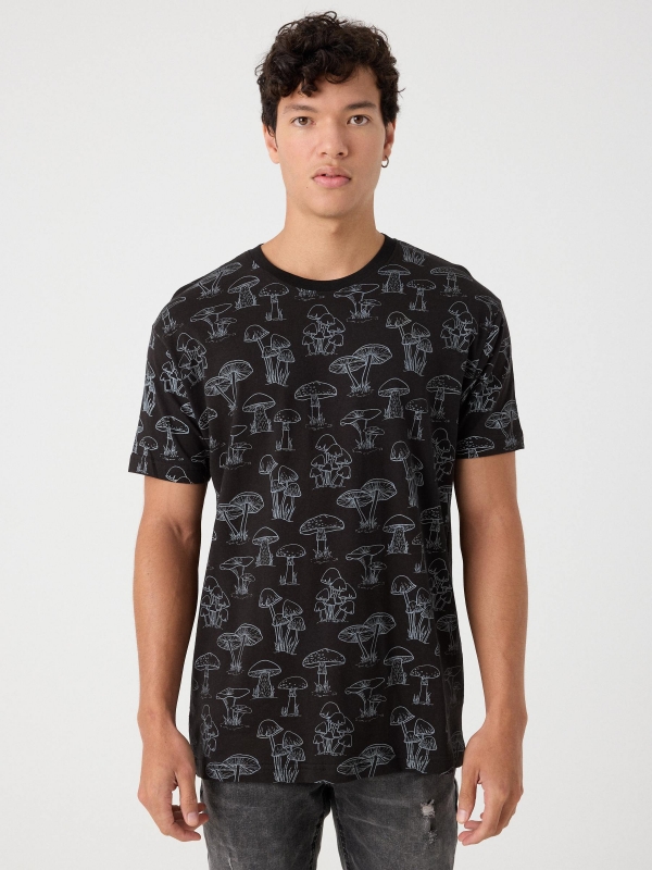 T-shirt com estampa de cogumelos preto vista meia frontal