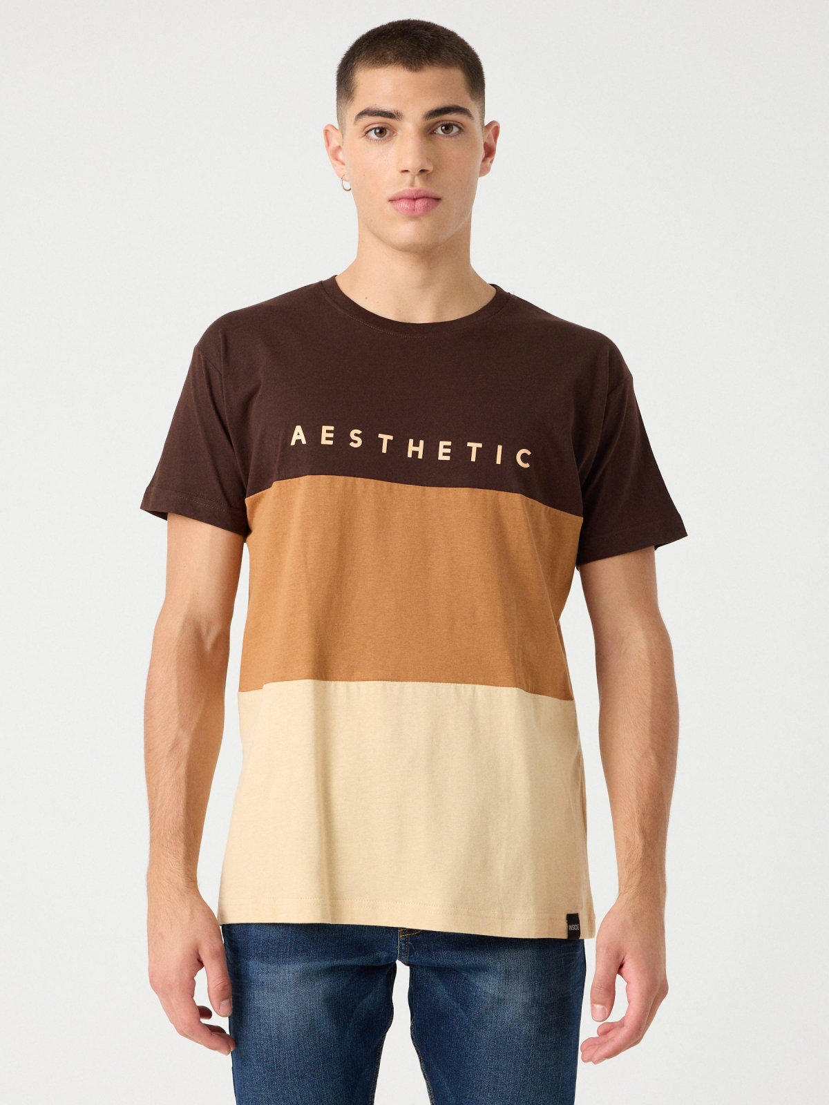 T-shirt color block com impressão de texto marrom terra vista meia frontal