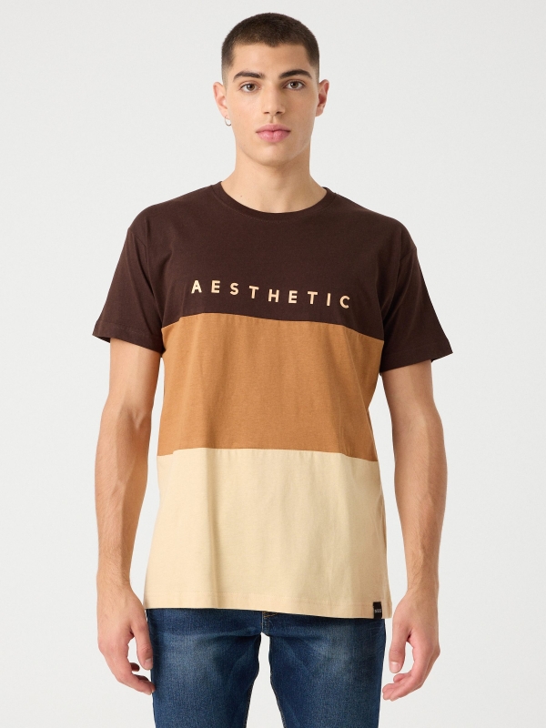 Camiseta color block print texto marrón tierra vista media frontal