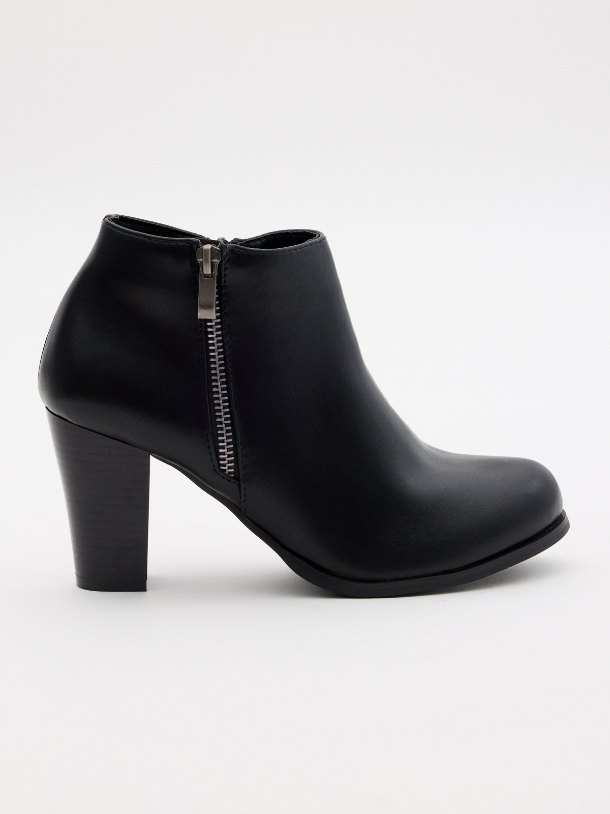 Basic black ankle boot with zipper black