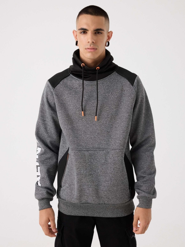 Sweatshirt com texto e gola alta cinza vista meia frontal