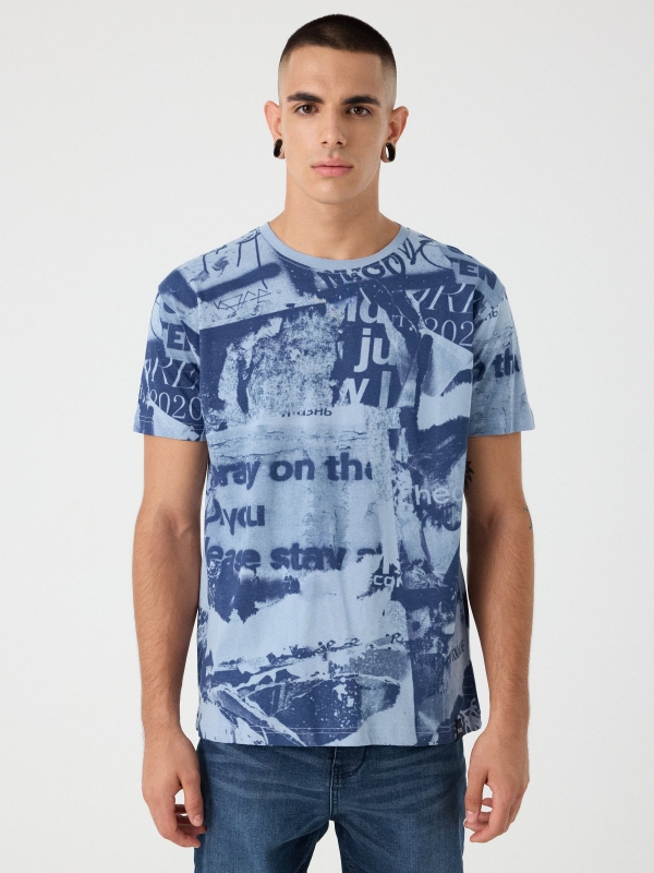 T-shirt com colagem de grafite azul vista meia frontal