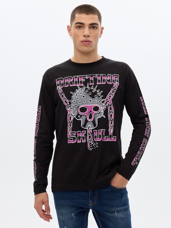 T-shirt estampada em punk skull preto vista meia frontal