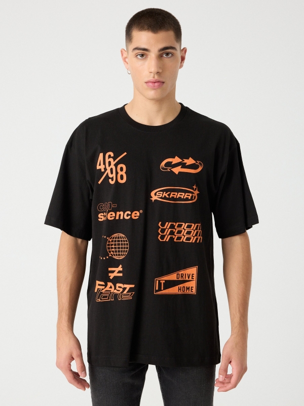 T-shirt de impressão de texto preto vista meia frontal