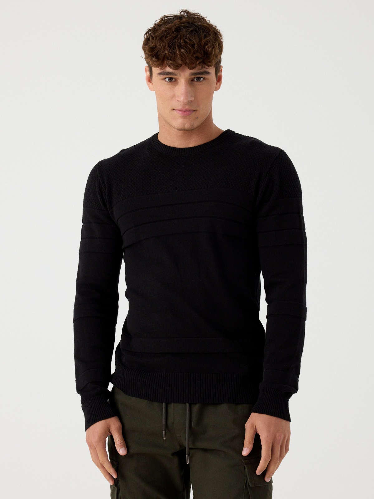 Suéter básico de textura com listras preto vista meia frontal