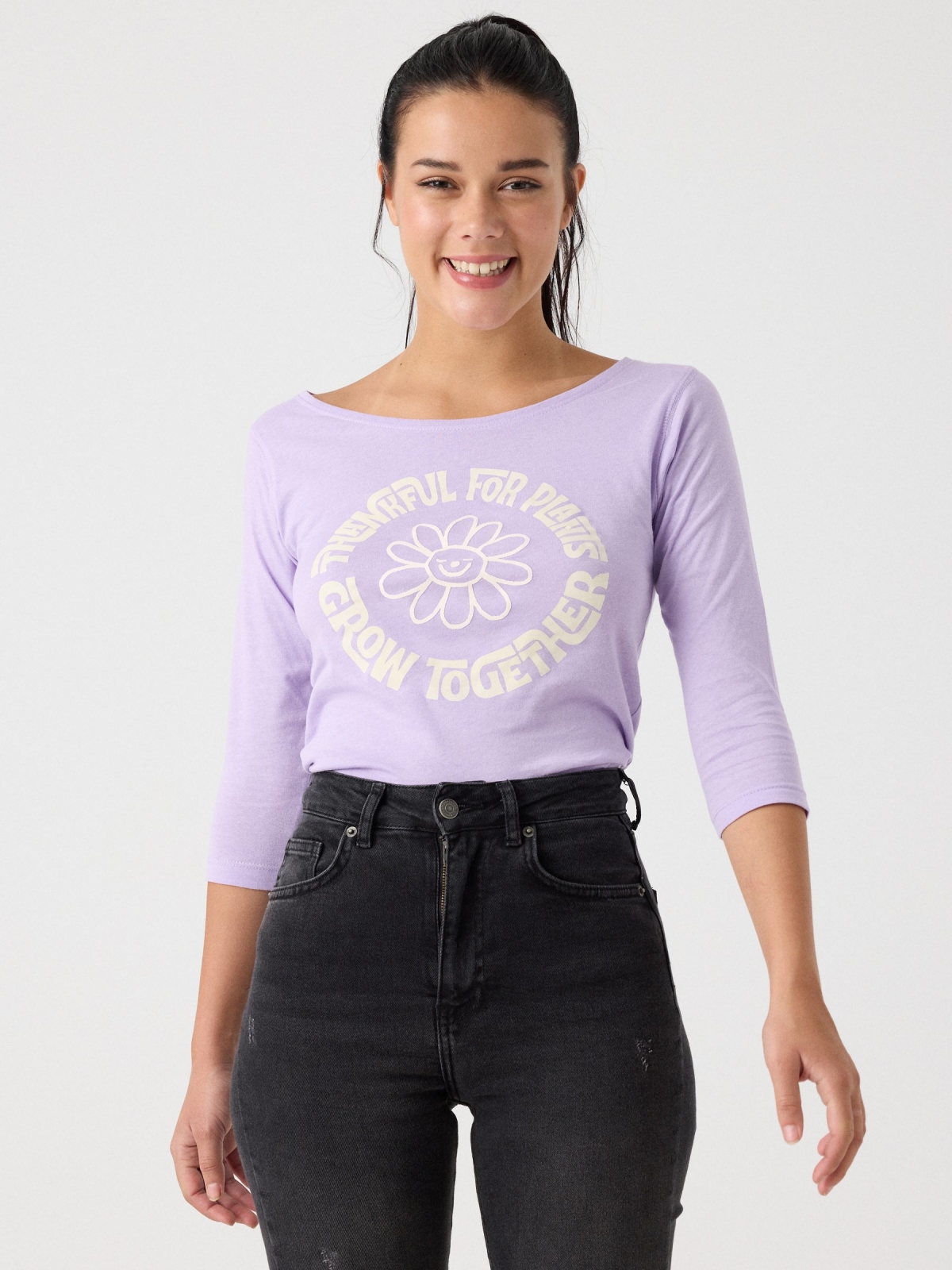 T-shirt manga 3/4 com estampa de flor lilás vista meia frontal