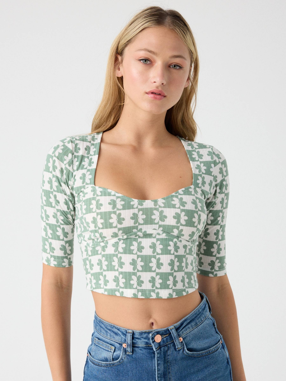 T-shirt floral decote em coração verde vista meia frontal