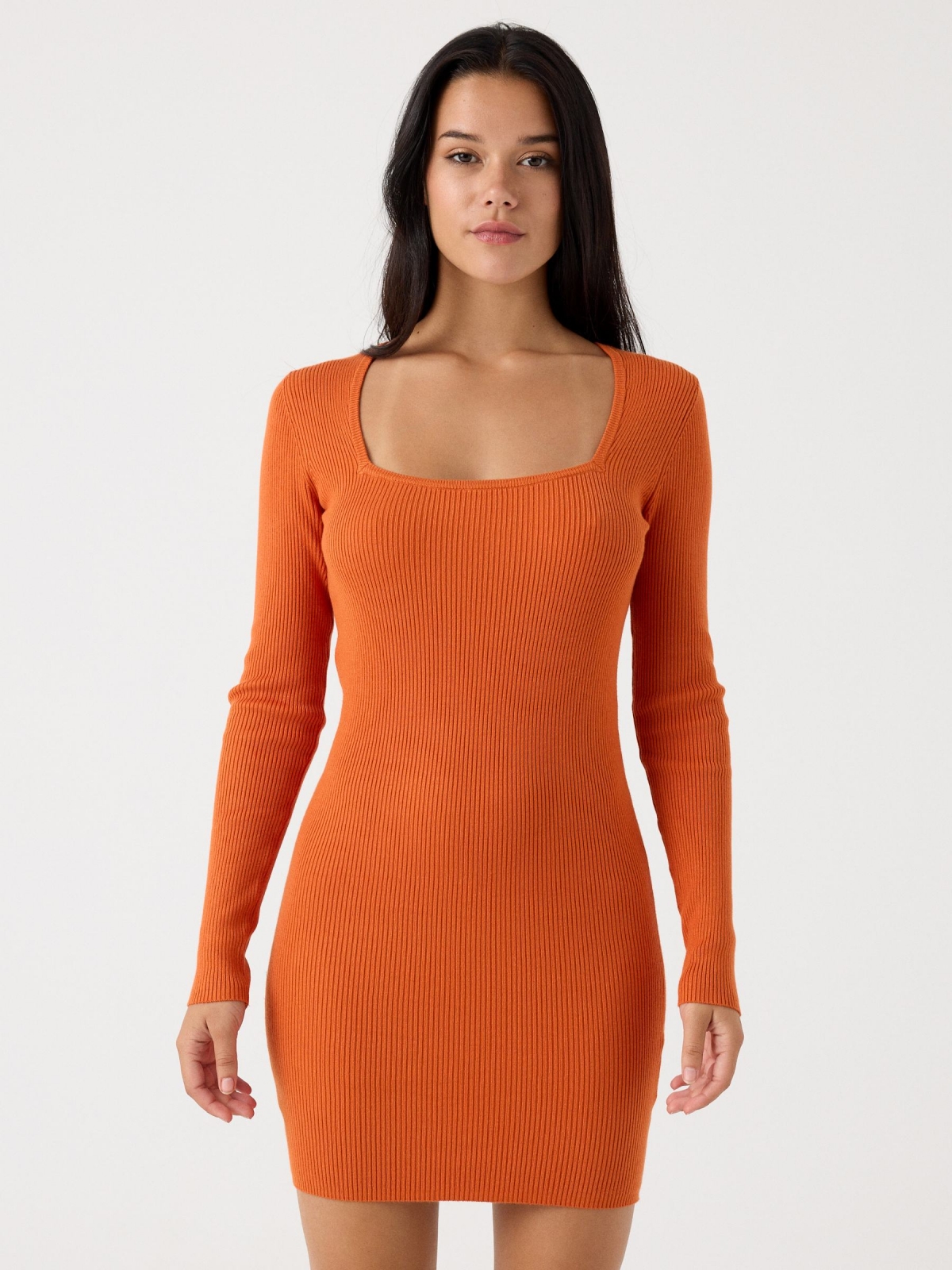 Vestido mini escote cuadrado naranja vista media frontal