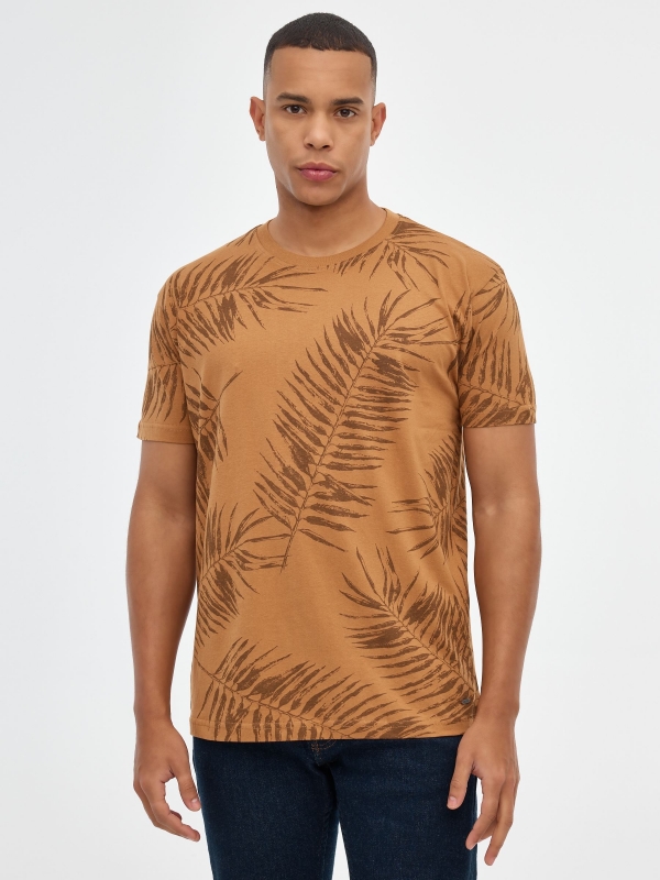T-shirt com folhas de palma marrom claro vista meia frontal