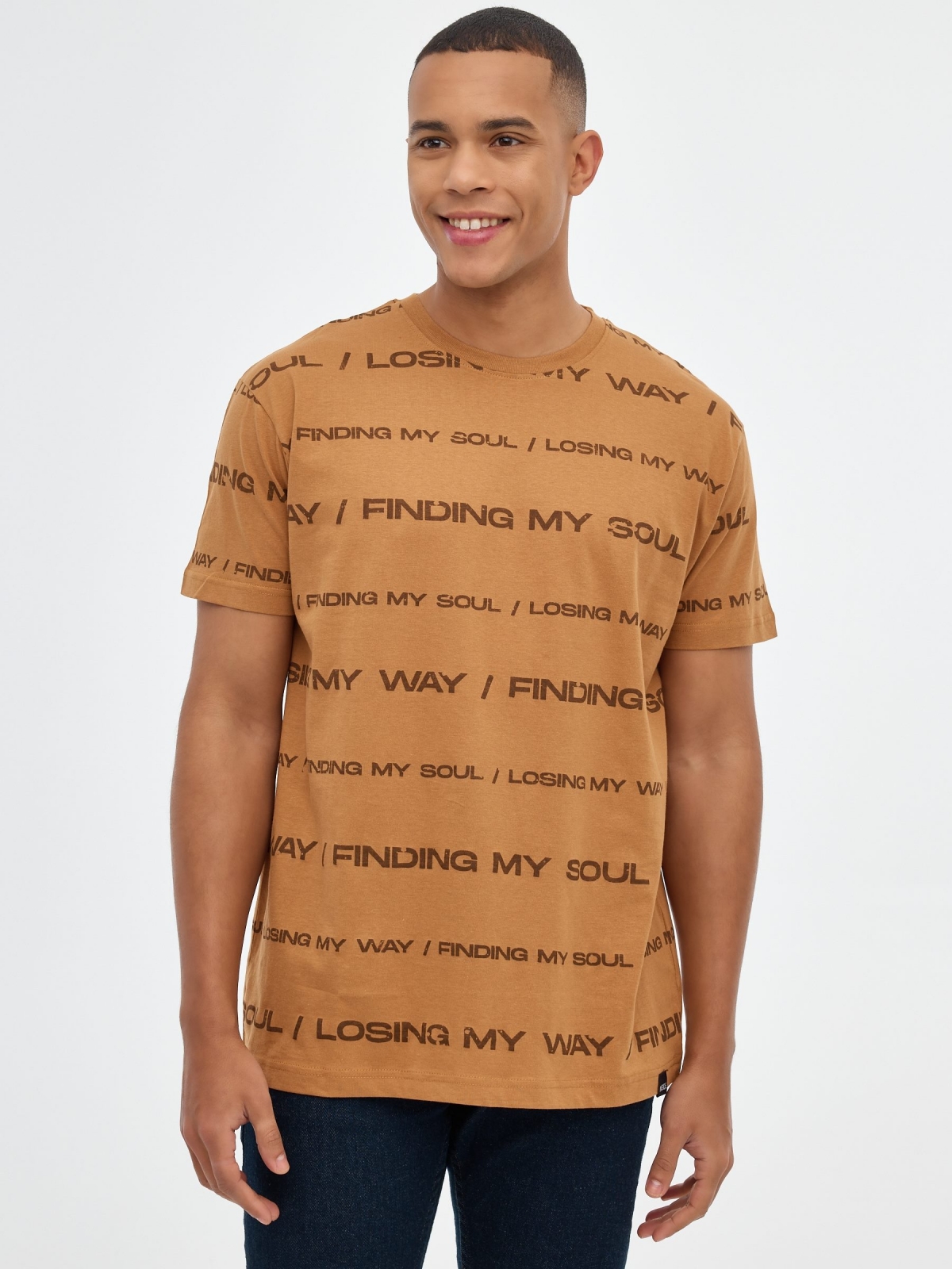 Camiseta estampado palabras marrón claro vista media frontal