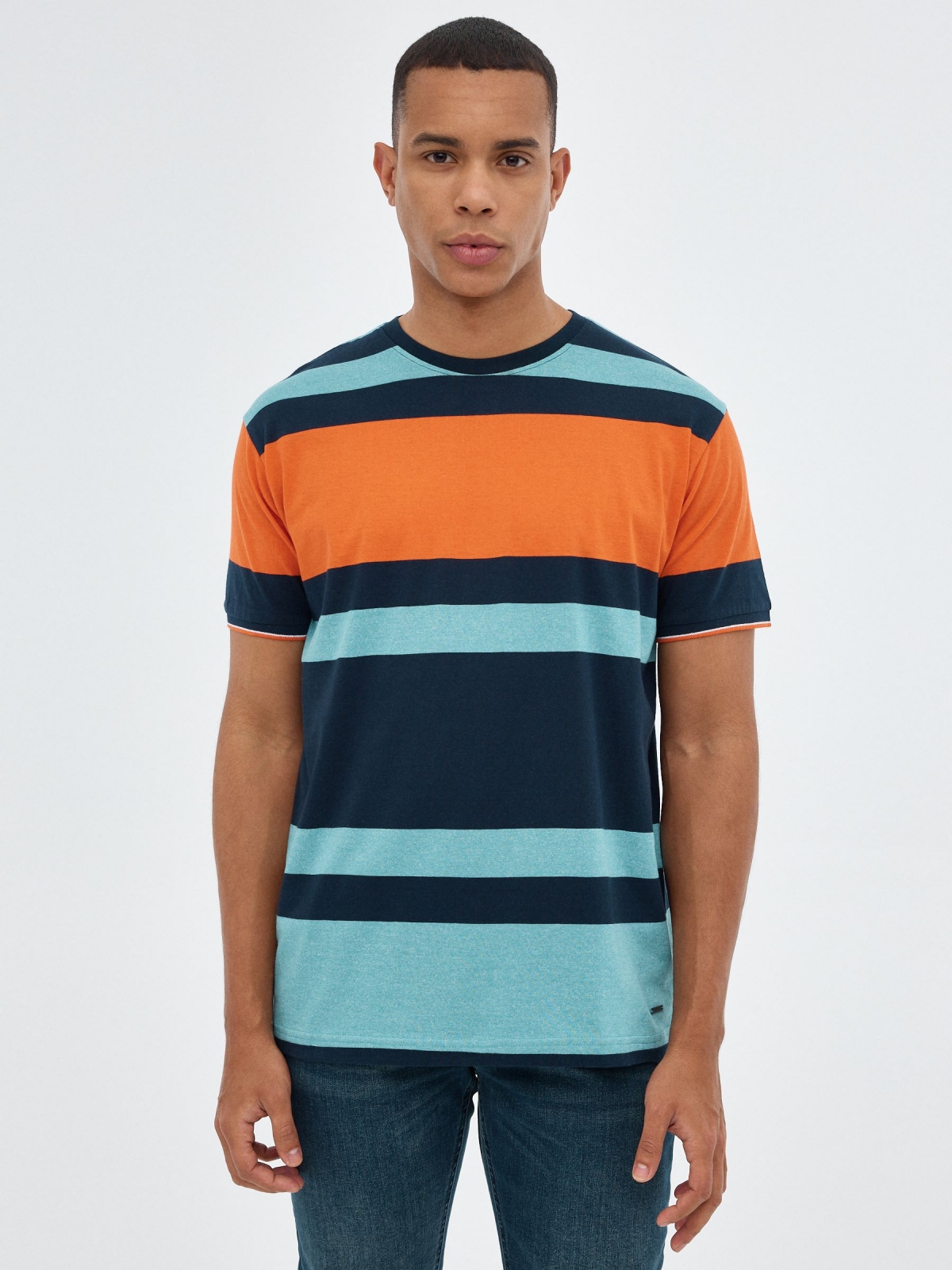 T-shirt listrada azul e laranja azul vista meia frontal