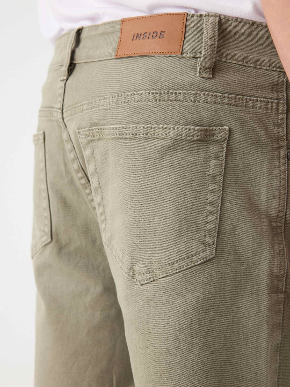 Bermuda jeans com cinco bolsos cáqui vista detalhe