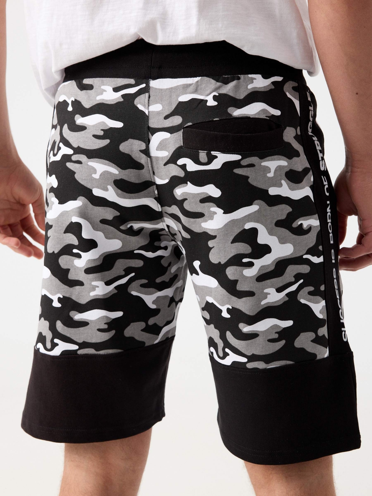 Shorts jogger combinado camuflado preto vista detalhe