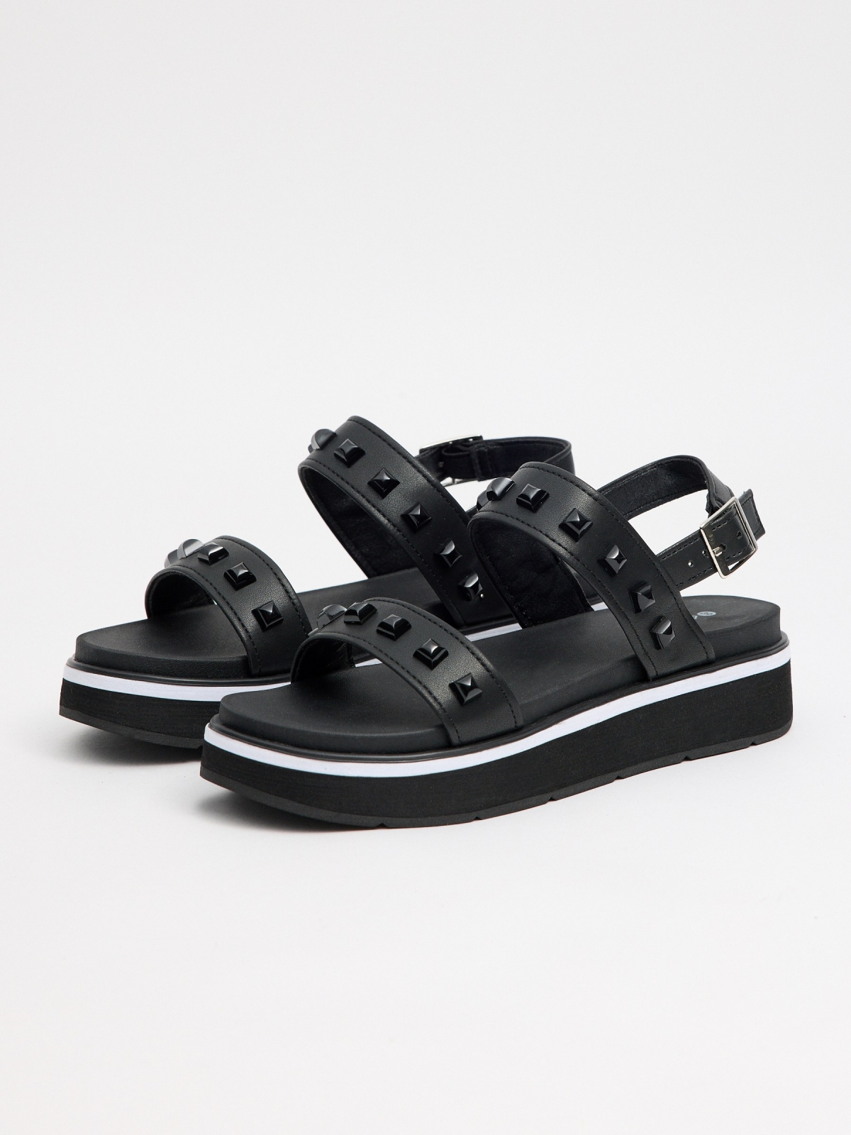 Sandália efeito couro com tachas preto vista frontal 45º