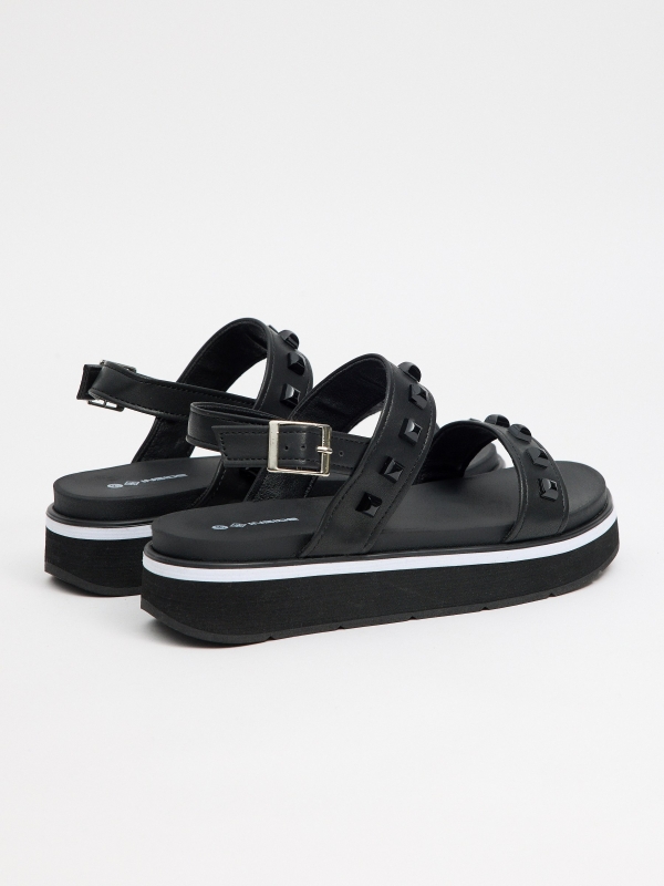 Sandália efeito couro com tachas preto vista traseira 45º
