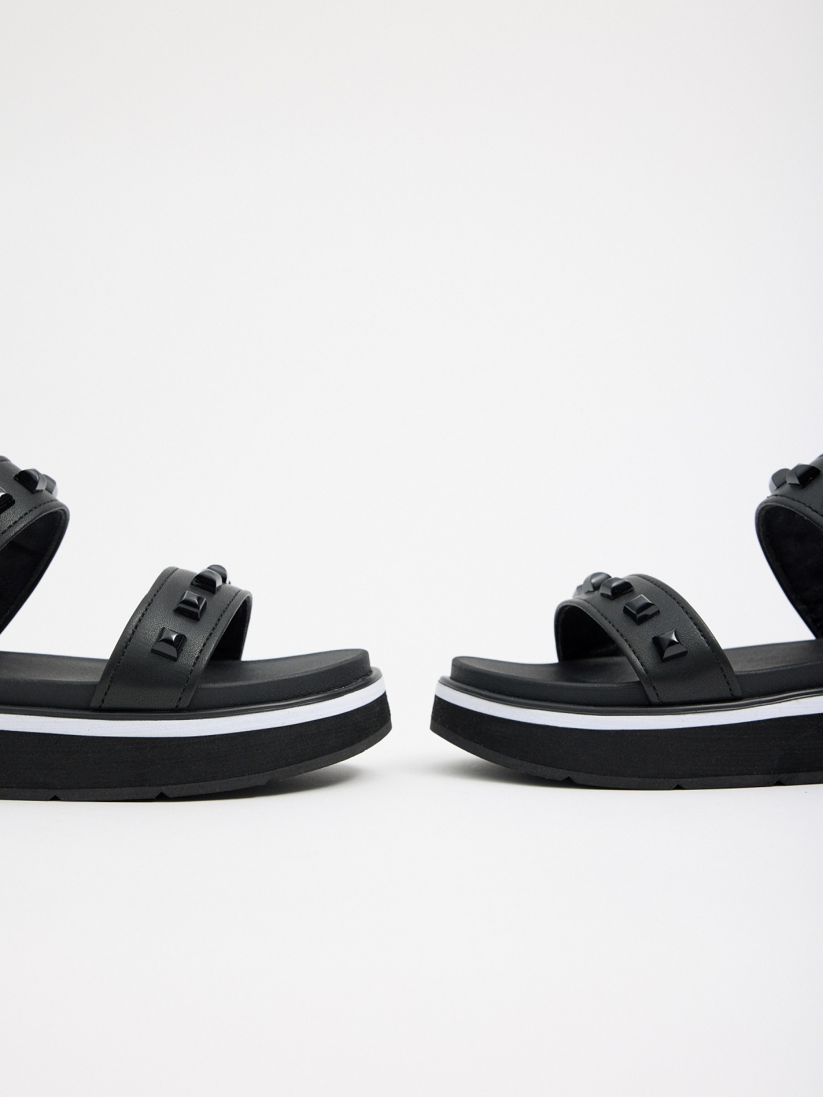 Sandália efeito couro com tachas preto vista detalhe