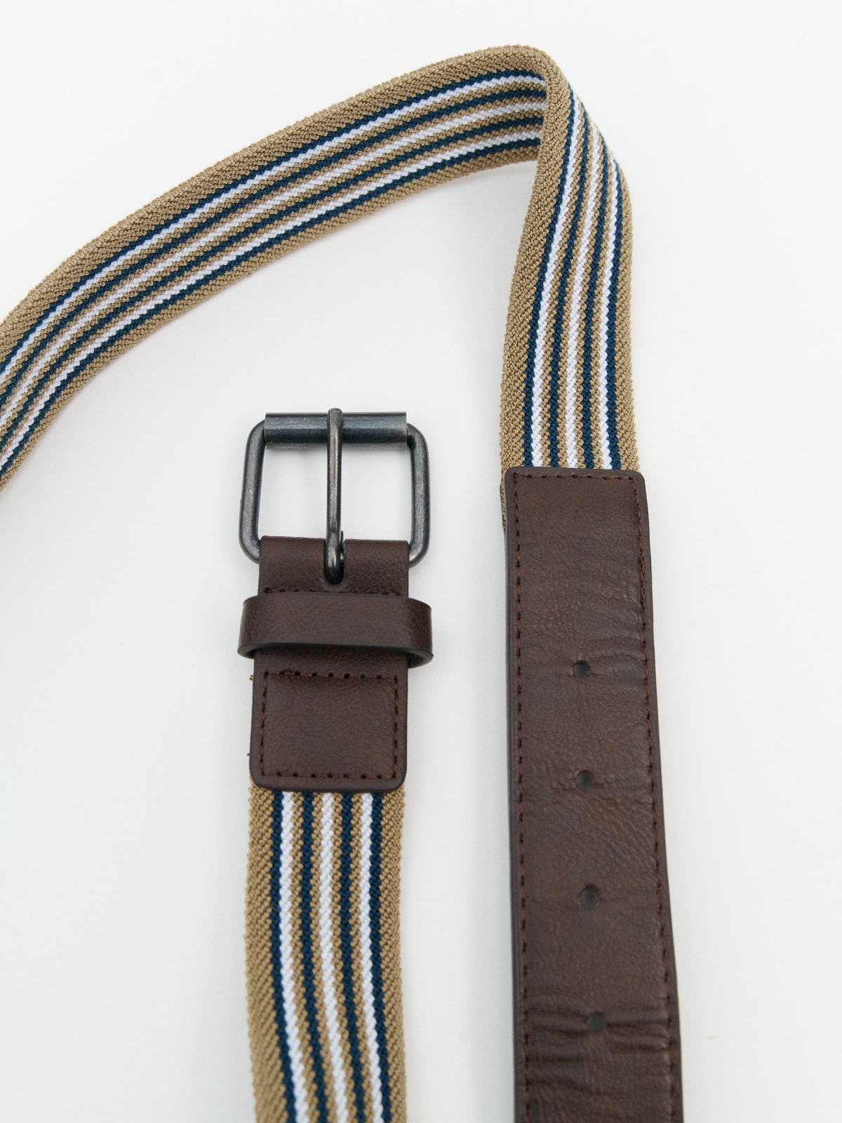 Cinturón elástico rayas marrón vista detalle