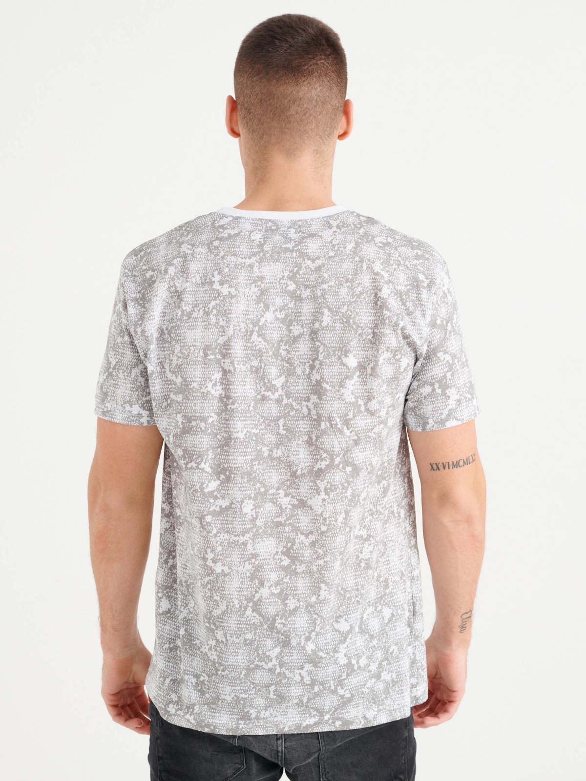 T-shirt com estampa de cobra branco vista meia traseira