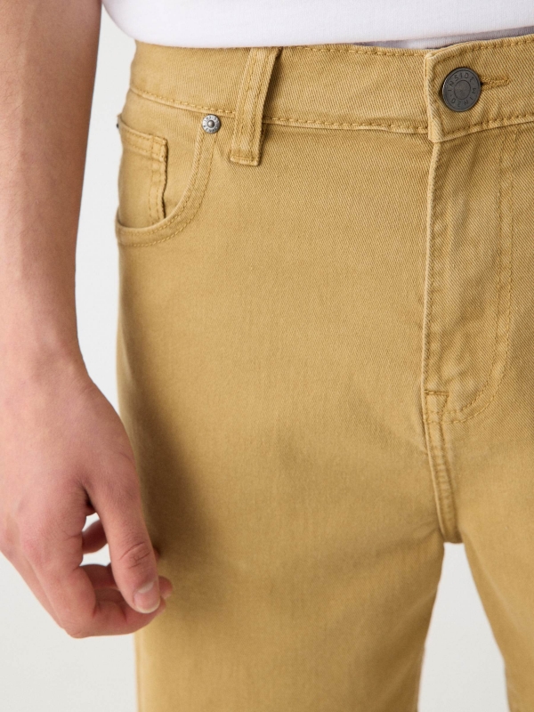 Bermuda jeans com cinco bolsos camel vista detalhe