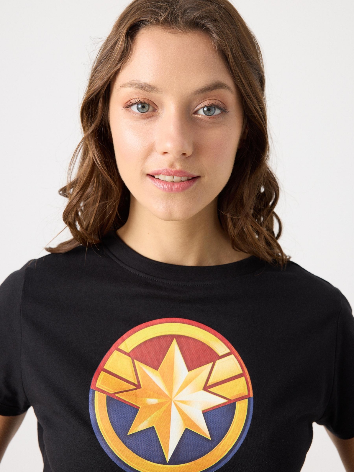 Camiseta Capitán Marvel negro vista detalle