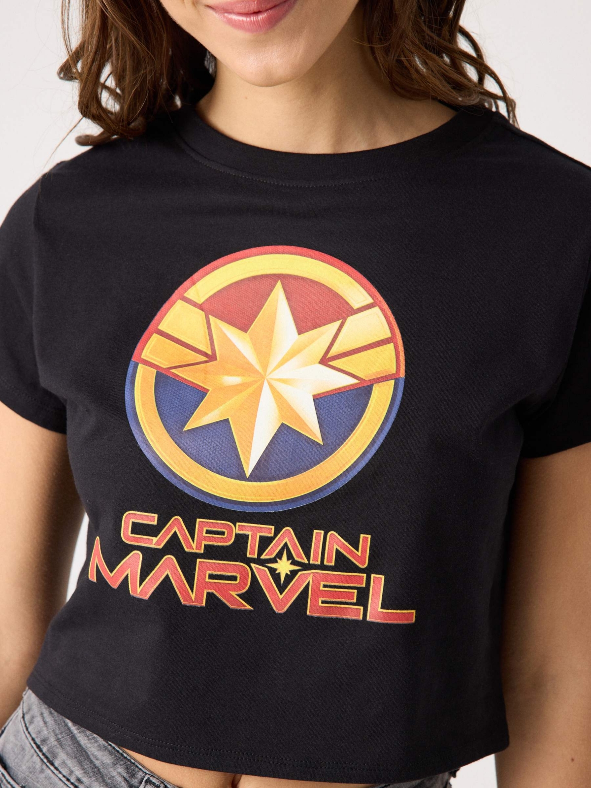 T-shirt Capitã Marvel preto vista detalhe