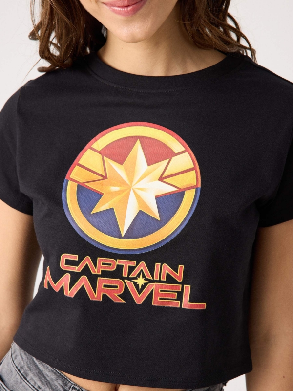 Camiseta Capitán Marvel negro vista detalle